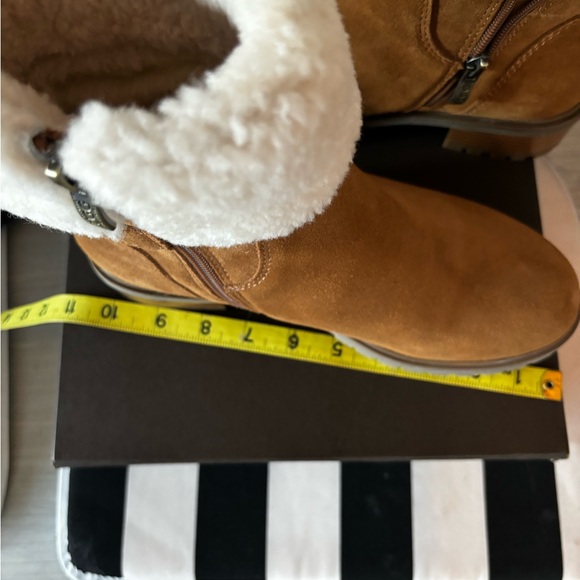 UGGs Violet Ankle boot. Size 7/8 EU39. Suede with shearling liner. NWT. - Picture 7 of 9